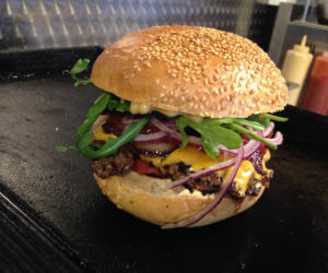 Gdzie zjeść dobrego burgera? TOP 10 burgerowni w Warszawie, które musisz odwiedzić [RANKING]