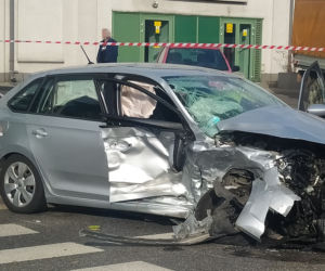 Jaguar staranował Skodę. Sprawca wypadku walczy o życie