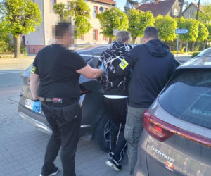 24-latek podczas kłótni miał zaatakować nożem młodszego znajomego. Ranny 21-latek zdołał uciec z mieszkania