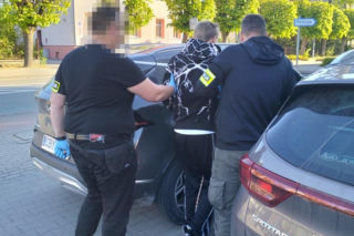24-latek podczas kłótni miał zaatakować nożem młodszego znajomego. Ranny 21-latek zdołał uciec z mieszkania