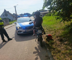 Tego nie spodziewali się policjanci, gdy zatrzymali pojazd do kontroli. Na motocyklu siedziała dwójka dzieci