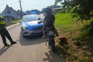 Tego nie spodziewali się policjanci, gdy zatrzymali pojazd do kontroli. Na motocyklu siedziała dwójka dzieci