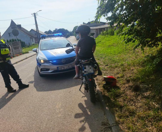 15-latek zatrzymany na motocyklu. Na tylnym siedzeniu wiózł 8-letnie dziecko