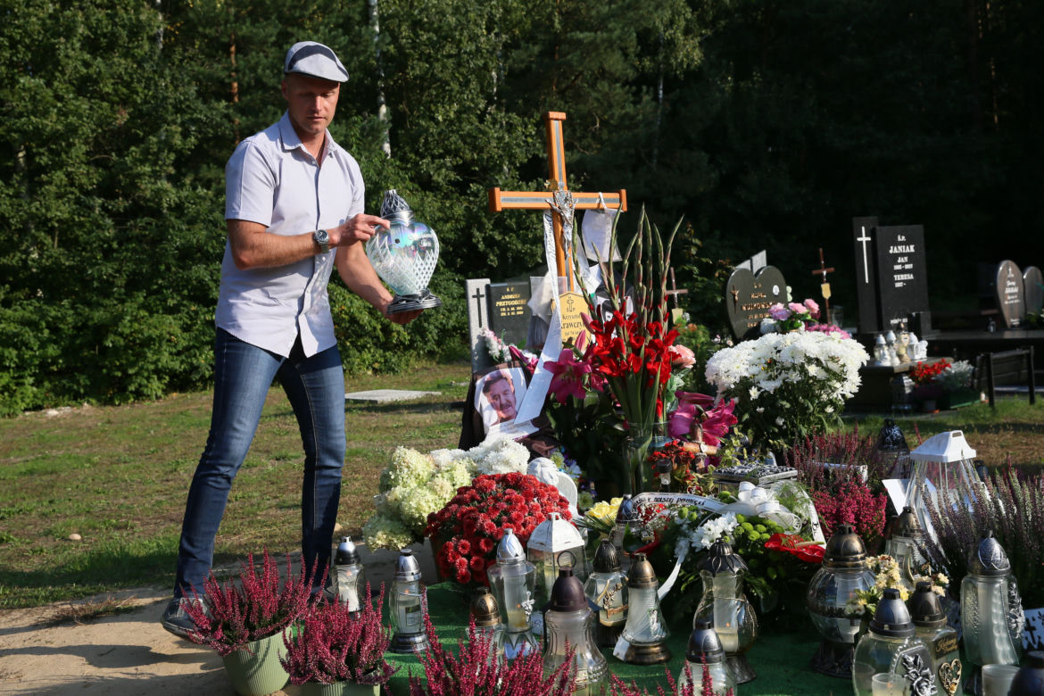 Krzysztof Igor Krawczyk wyciąga rękę do Ewy Krawczyk 