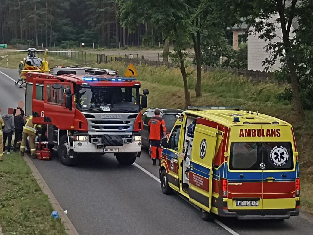 Pijany i naćpany 21-latek aresztowany. Uderzył w sygnalizator pod Sochaczewem, a 15-latkę zabrał śmigłowiec [ZDJĘCIA]