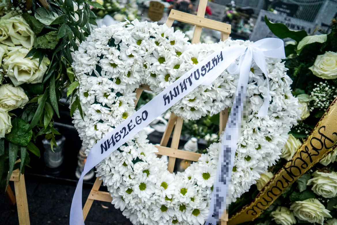 2-letnia Natalka zginęła na oczach taty. Aniołek jest już w niebie. Trumienka utonęła w białych kwiatach
