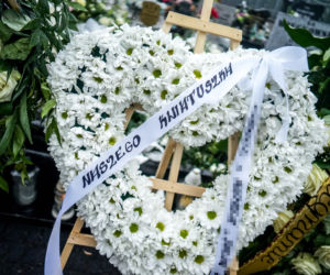 2-letnia Natalka zginęła na oczach taty. Aniołek jest już w niebie. Trumienka utonęła w białych kwiatach