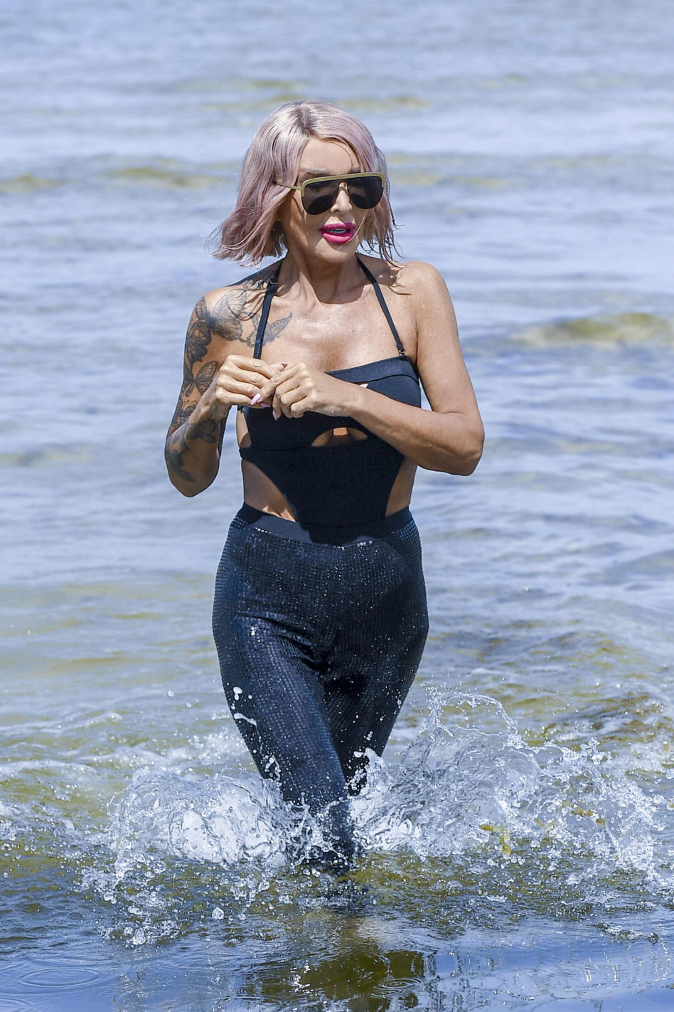 Ewa Minge w skąpym bikini. Tak 57-latka wdzięczy się do aparatu