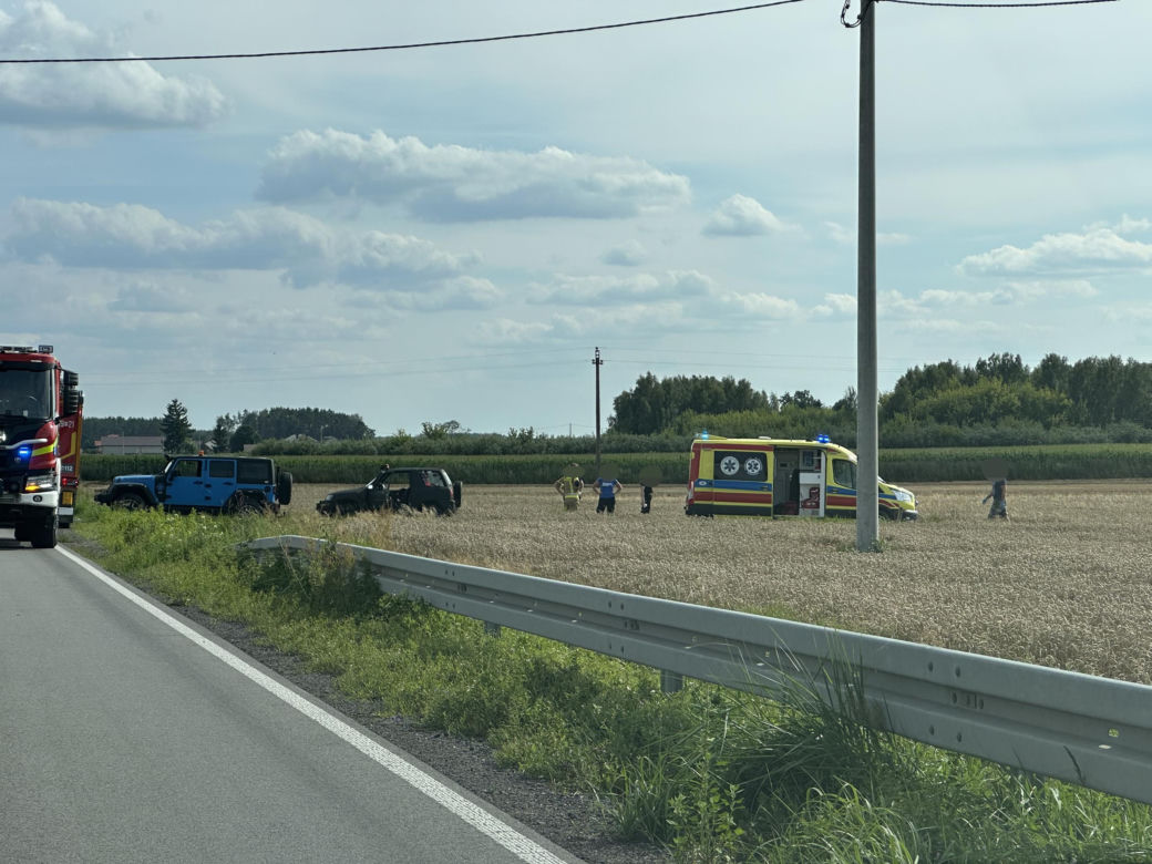 Spadochroniarz spadł na pole obok domu. Skok zakończył się hospitalizacją