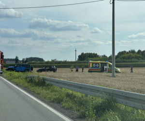 Spadochroniarz spadł na pole obok domu. Skok zakończył się hospitalizacją