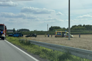 Spadochroniarz spadł na pole obok domu. Skok zakończył się hospitalizacją