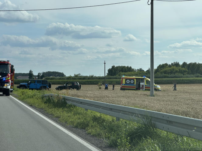 Spadochroniarz spadł na pole obok domu. Skok zakończył się hospitalizacją