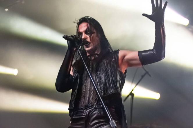 Skrupulatnie wyreżyserowany groteskowy spektakl okraszony nutą surrealizmu – Avatar zawładną Warszawą [RELACJA]