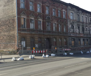 Kamienice na ul. Toruńskiej w Bydgoszczy zaczynają znikać. Rozpoczęła się zapowiadana rozbiórka [ZDJĘCIA, WIDEO]