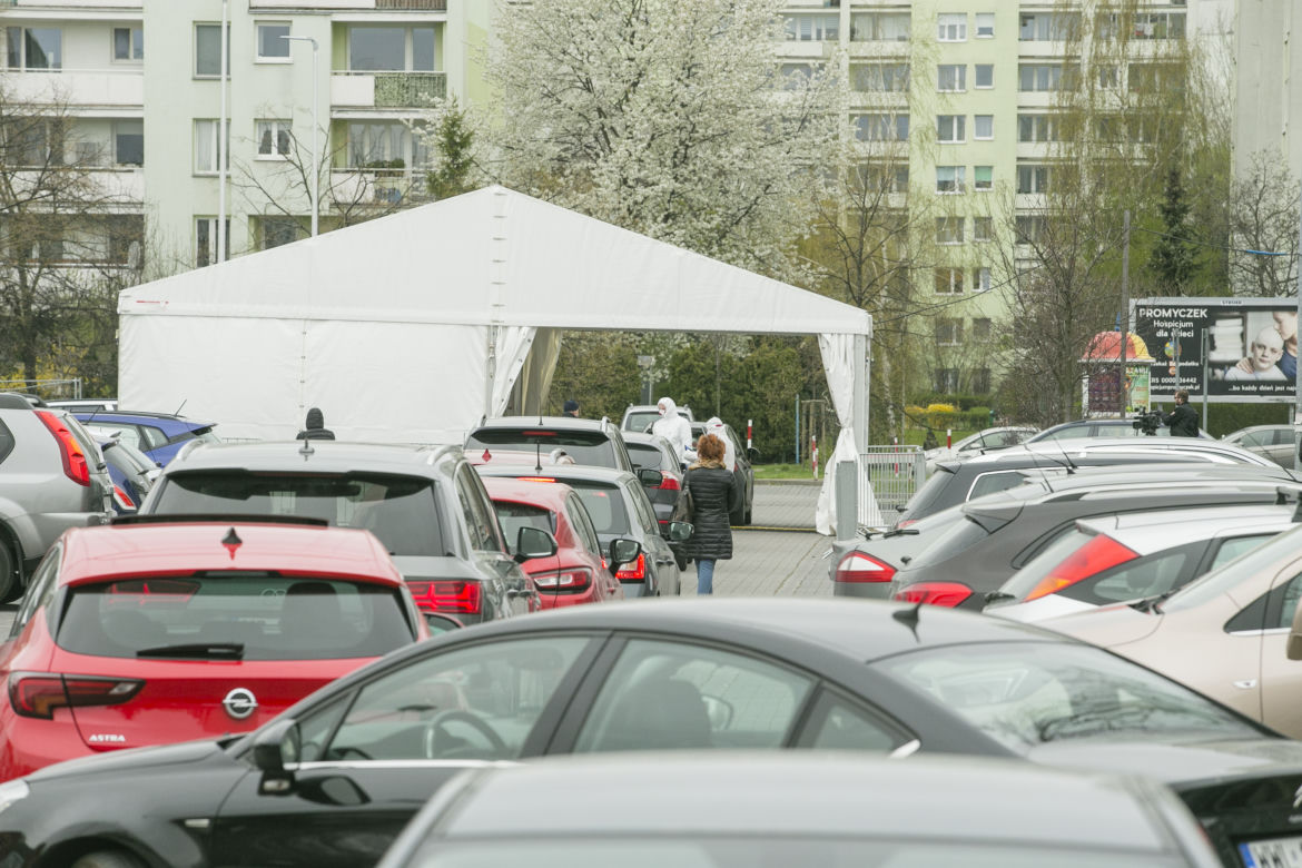 Mobilny punkt testów na koronawirusa.