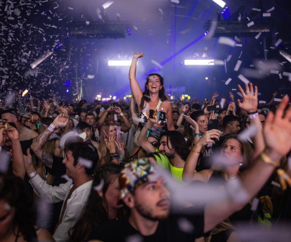 Tłum ludzi bawi się pod sceną wśród spadającego konfetti. O gwiazdach Sziget Festival 2026 przeczytasz na Eska.