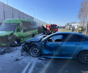 Sportowe BMW czołowo zderzyło się z busem pełnym ludzi. 5 osób trafiło do szpitala