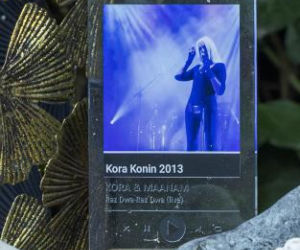 Grób Kory tonie w kwiatach