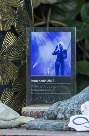 Grób Kory tonie w kwiatach