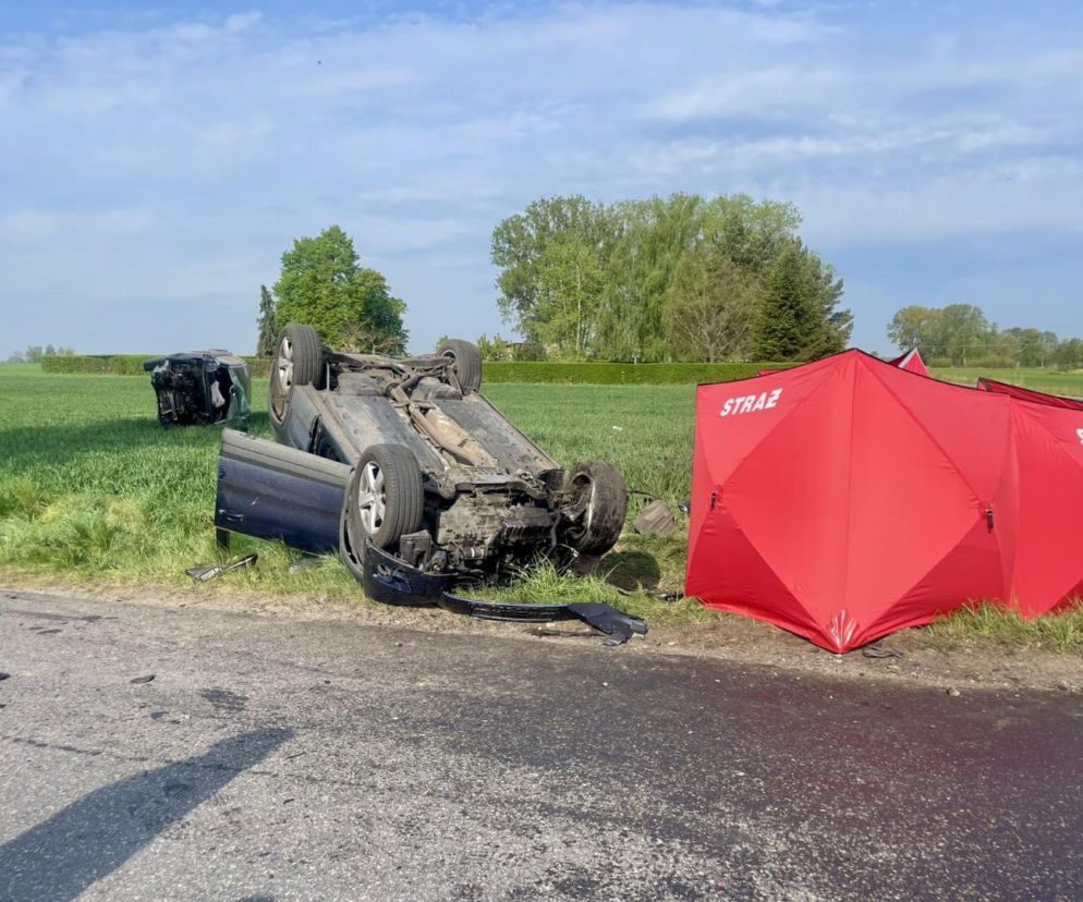 Dramat niedaleko Łodzi. Dwa auta dachowały, nie żyje 27-latek