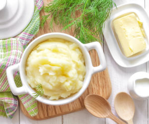 Puree ziemniaczane z serkiem topionym: łatwy przepis na genialną przystawkę