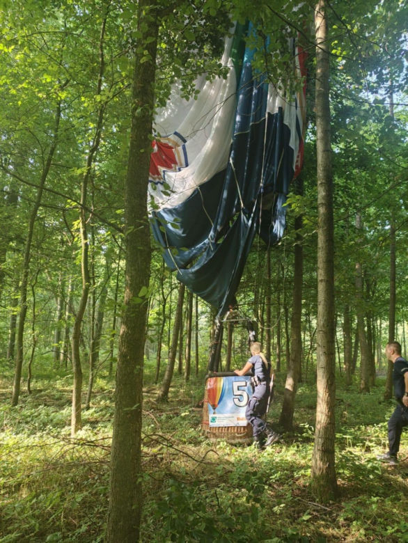 Dramat podczas lotu balonem. Pilot i pasażerki wypadli z kosza