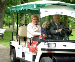M jak miłość odc. 1012. Barbara (Teresa Lipowska), Stanisław (Włodzimierz Matuszak), Ania (Weronika Wachowska)