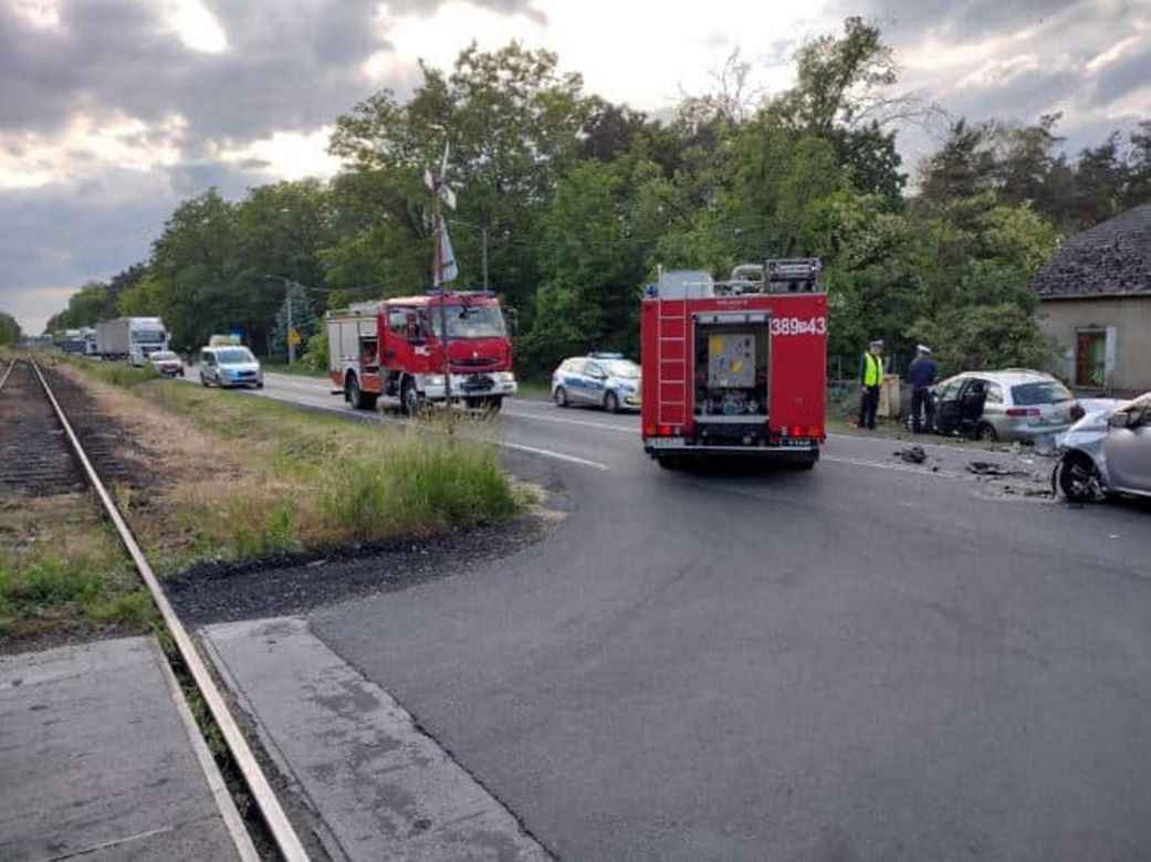 Fatalny wypadek pod Lesznem! Trzy osoby ranne. Śmigłowiec zabrał 42-latka [ZDJĘCIA]