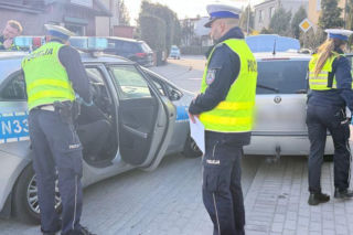 W skrytce przypominającej książkę z napisem „Holy Bible” znajdował się zamykany na klucz schowek, w którym ujawniono narkotyki