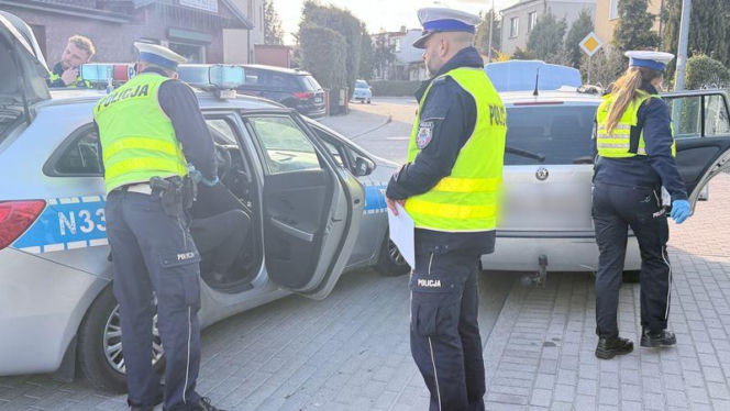 W skrytce przypominającej książkę z napisem „Holy Bible” znajdował się zamykany na klucz schowek, w którym ujawniono narkotyki