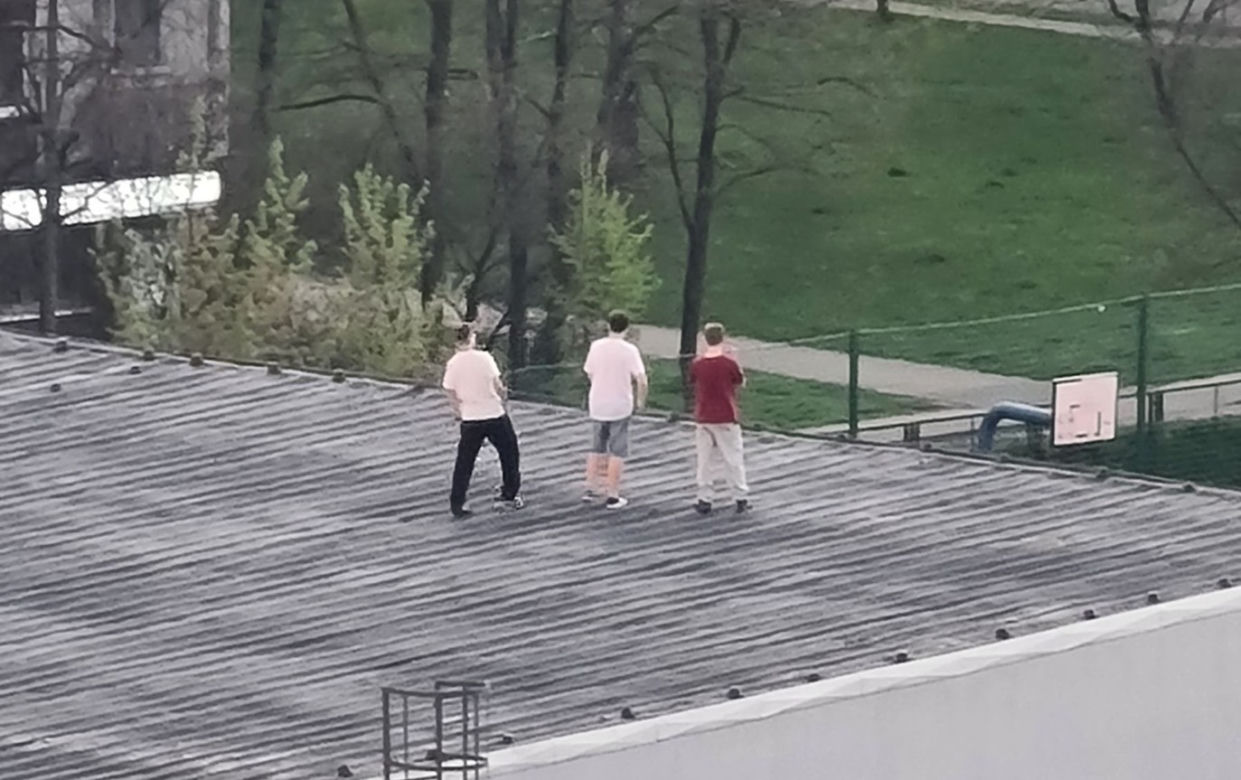 Weszli na dach szkoły w Katowicach i machali kolegom