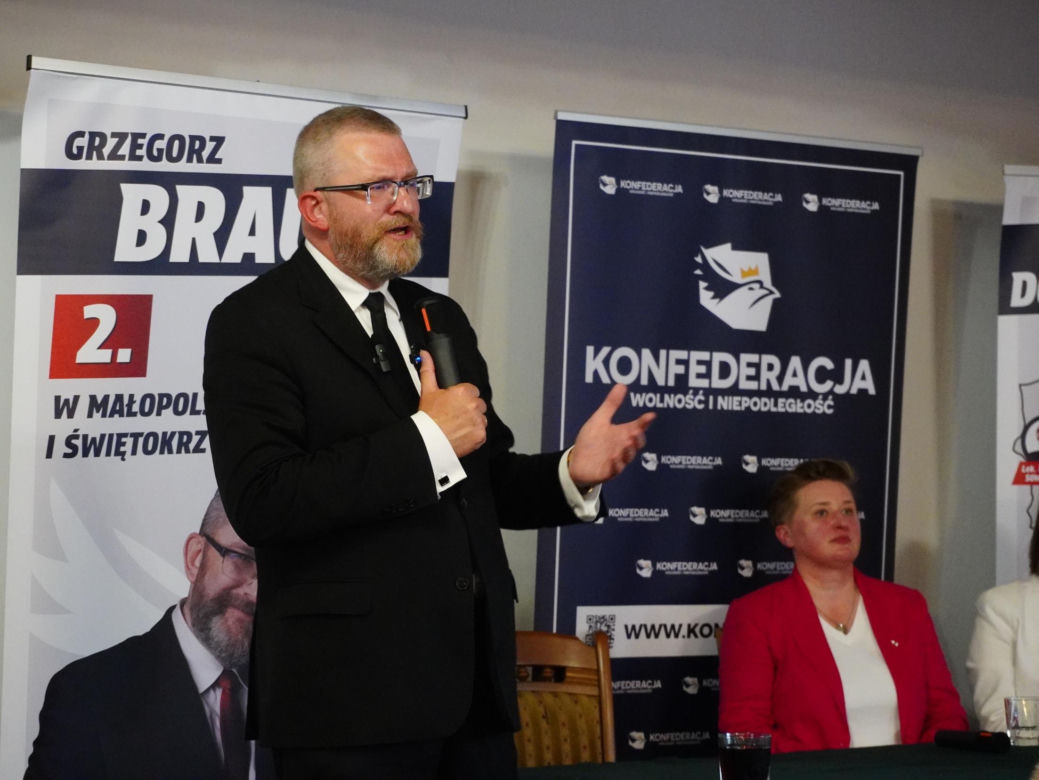 Tłumy na spotkaniu z Grzegorzem Braunem w Tarnowie. Mieszkańcy przynieśli gaśnice