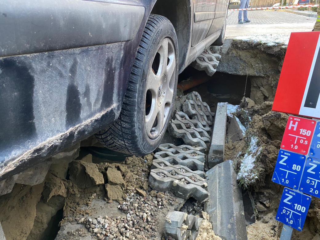 Gdańsk. Pod samochodem powstała dziura w ziemi