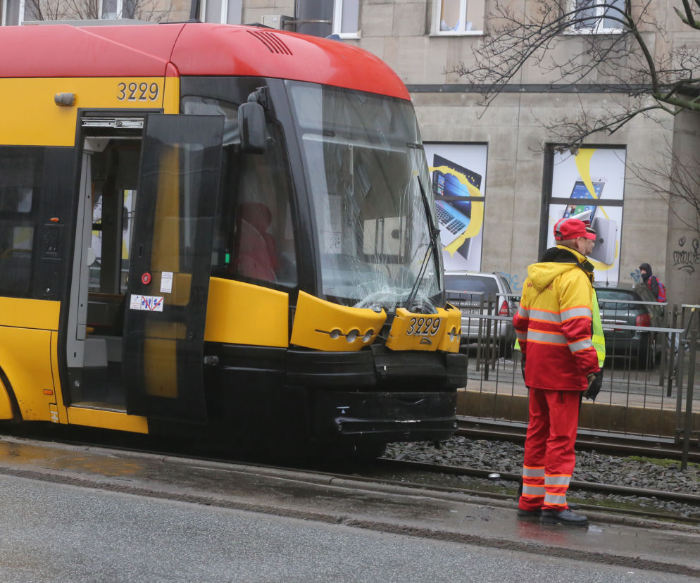 Zderzenie busa i tramwaju na Woli