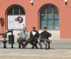 Daniel Martyniuk z puszką piwa w ręce w centrum Białegostoku