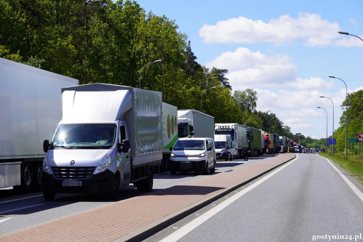 Tragiczny wypadek w Gostyninie. Wjechała toyotą pod tira. Nie żyje