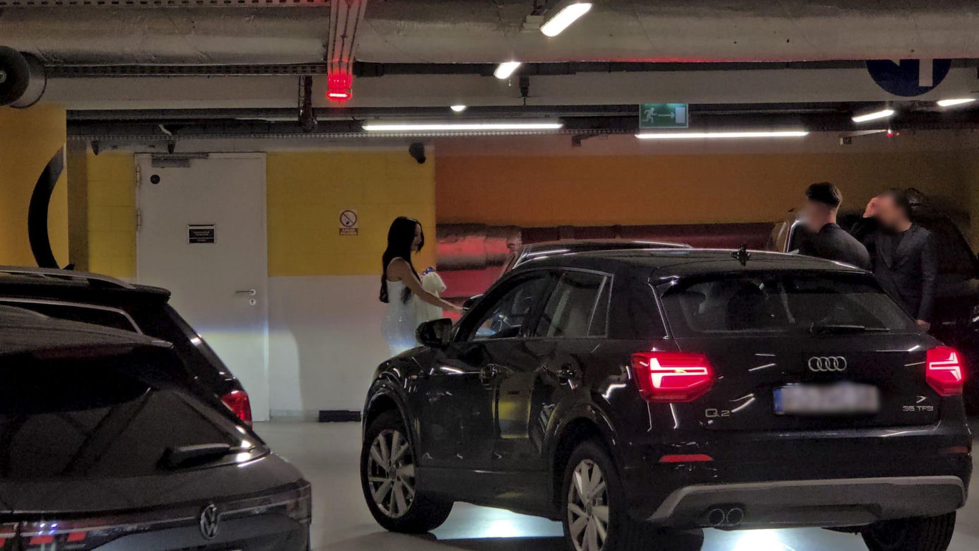 Justyna Steczkowska przemyka po parkingu w otoczeniu ochroniarzy