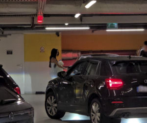 Justyna Steczkowska przemyka po parkingu w otoczeniu ochroniarzy