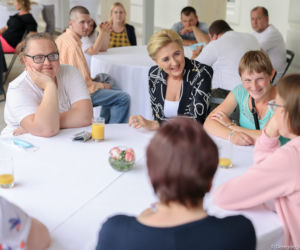 Spotkanie Pierwszej Damy z uczestnikami oraz kadrą Warsztatu Terapii Zajęciowej Caritas Diecezji Drohiczyńskiej w Bielsku Podlaskim
