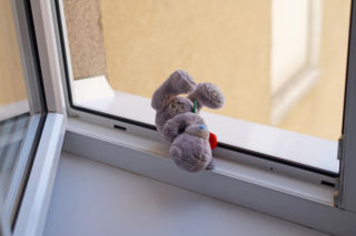 3-latka wyszła na parapet. Chwile grozy w Kutnie. Matka i jej partner byli pijani