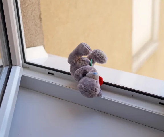  3-letnia dziewczynka na parapecie okna. O krok od dramatu 