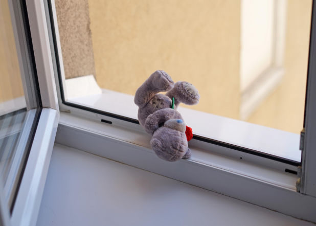 3-latka wyszła na parapet. Chwile grozy w Kutnie. Matka i jej partner byli pijani