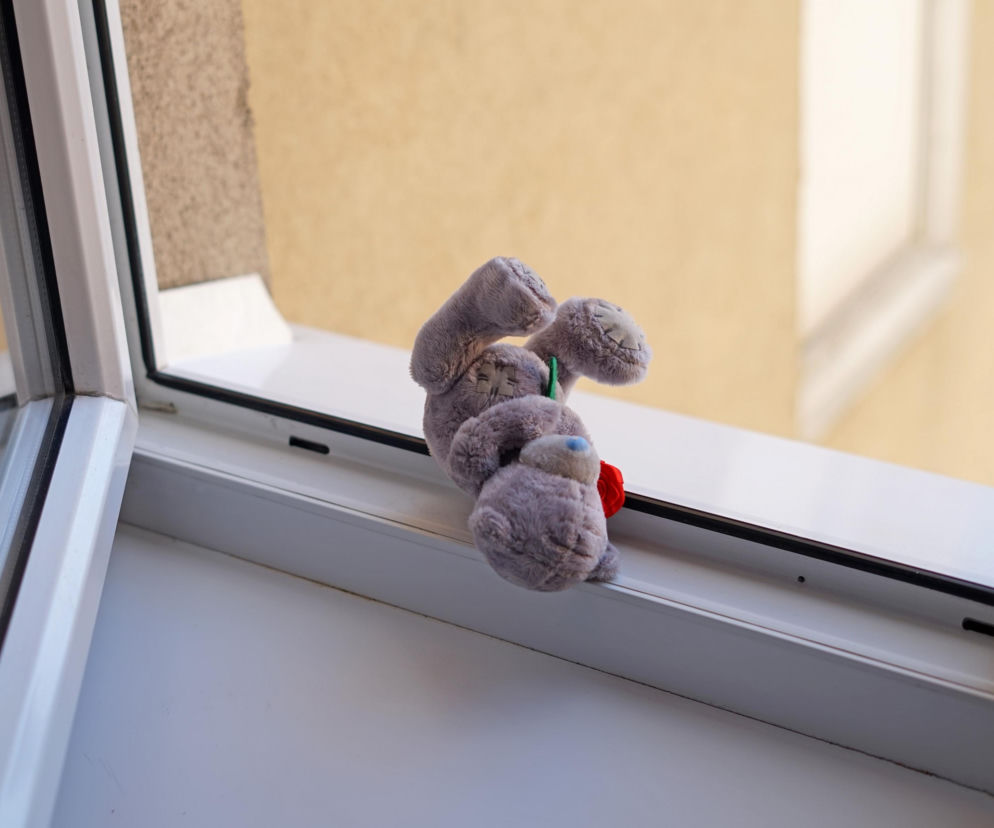 3-letnia dziewczynka na parapecie okna. O krok od dramatu w Kutnie, matka była kompletnie pijana