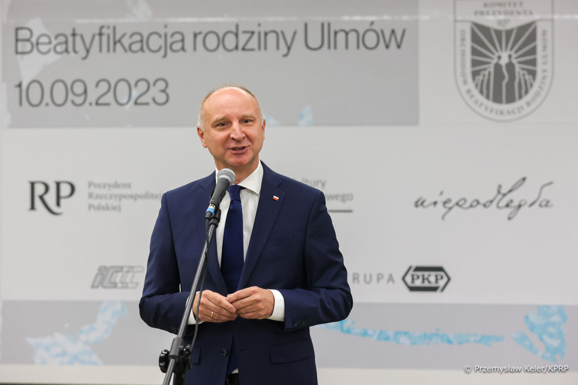Lokomotywa z grafiką o Rodzinie Ulmów