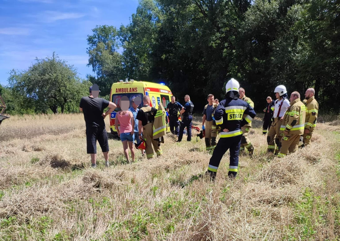 Rolnik wpadł pod koła kombajnu! Tragedia na polu