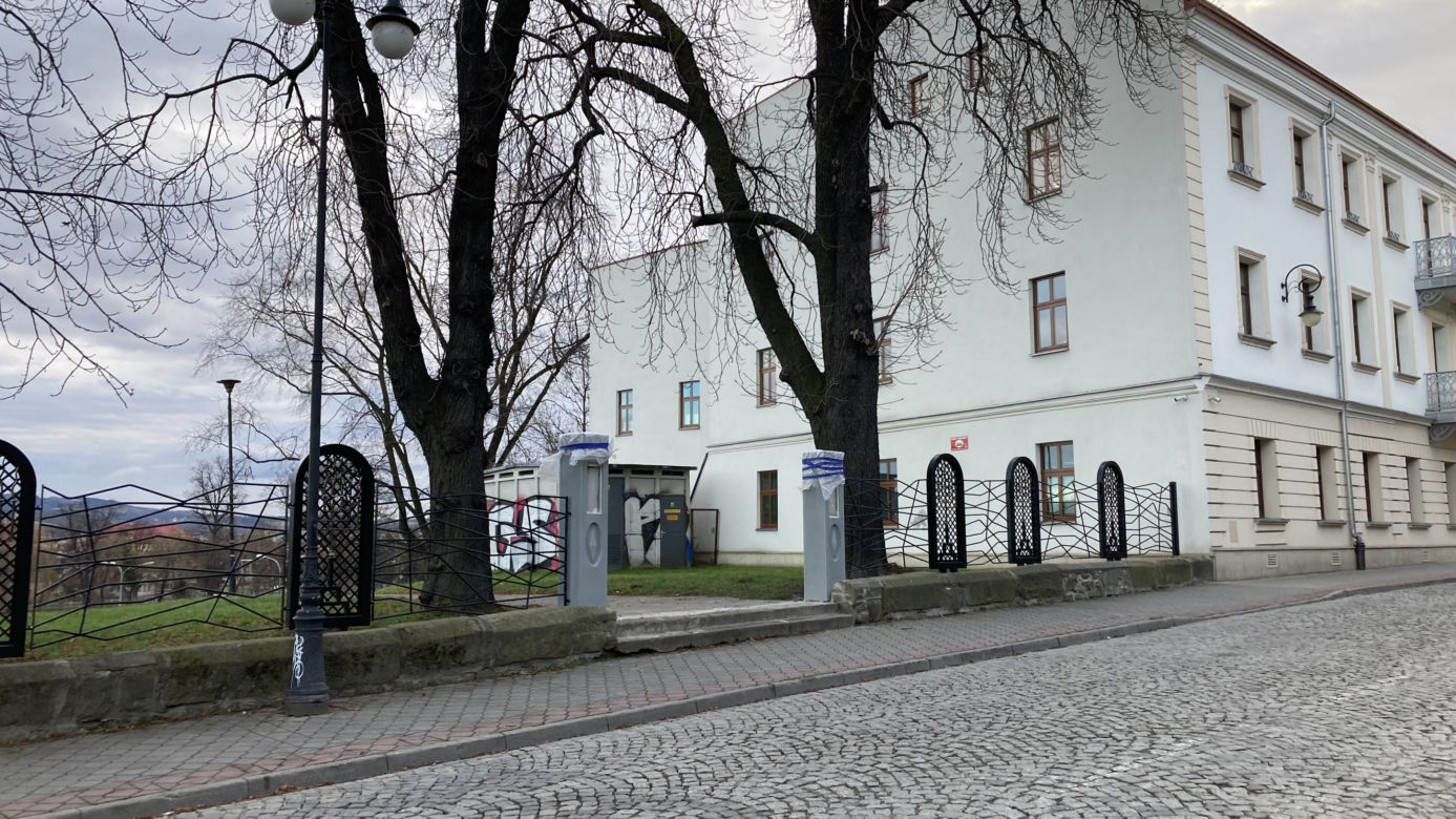 Ogrodzenie dawnego cmentarza żydowskiego jest już gotowe