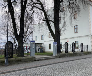 Ogrodzenie dawnego cmentarza żydowskiego jest już gotowe