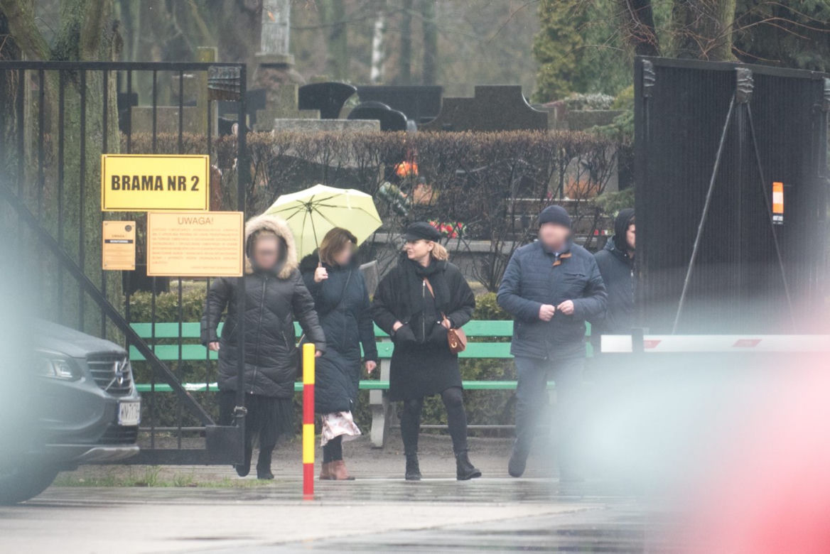 Antek Królikowski z mamą załatwia formalności pogrzebowe