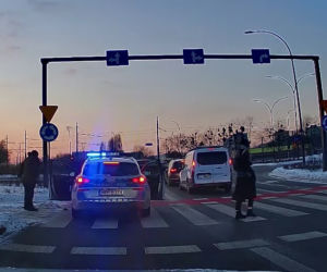 Policyjnym radiowozem POTRĄCIŁ PIESZEGO na pasach. Nie skończy się tylko na pouczeniu?