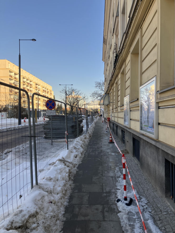 Tramwaj wzdłuż ul. Rakowieckiej w Warszawie w styczniu 2026